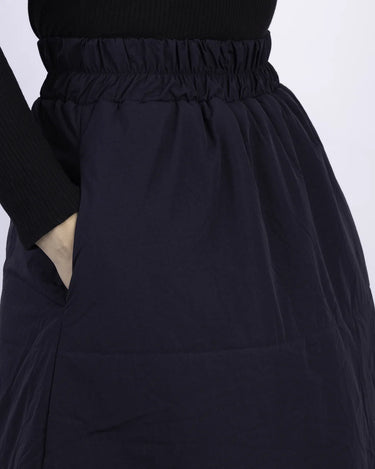 Navy blue vegan skirt with elastic waistband and side pockets, made from recycled materials. - The New Orchard CH