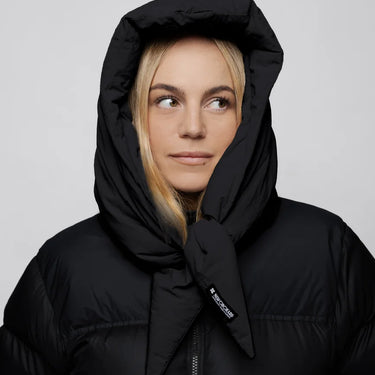 Black puffer jacket with large hood made from vegan, recycled materials, zipped front closure. - The New Orchard CH