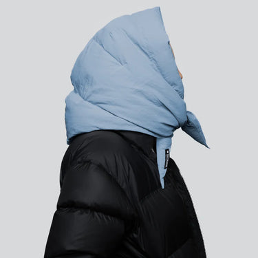 Sky blue vegan puffer capuche hood made from recycled materials, styled with black jacket. - The New Orchard CH