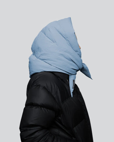 Sky blue vegan puffer capuche hood made from recycled materials, styled with black jacket. - The New Orchard CH