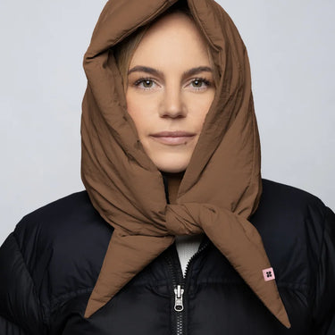 Warm brown vegan winter capuche made from recycled materials with a padded texture. - The New Orchard CH