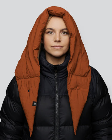 Vegan winter capuche in cinnamon color made from recycled materials, worn over black puffer jacket. - The New Orchard CH