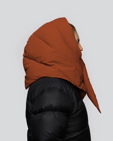 Vegan cinnamon-colored puffer hood made from recycled materials on black jacket. - The New Orchard CH