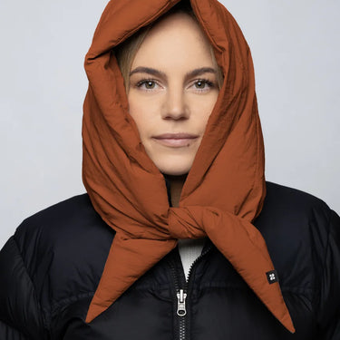 Vegan cinnamon-colored capuche made from recycled materials worn over black puffer jacket. - The New Orchard CH