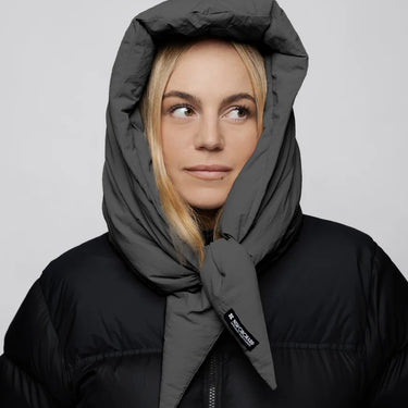 Light grey vegan capuche hood made from recycled materials, styled with black puffer jacket. - The New Orchard CH