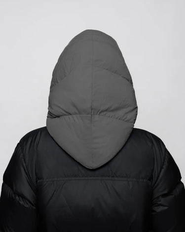 Light grey vegan puffer capuche with recycled materials, shown from the back. - The New Orchard CH