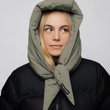 Khaki vegan winter capuche with recycled materials, puffy insulated design with tie closure. - The New Orchard CH