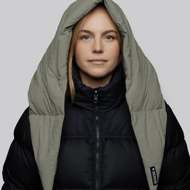 Khaki vegan winter capuche made from recycled materials worn over black puffer jacket. - The New Orchard CH