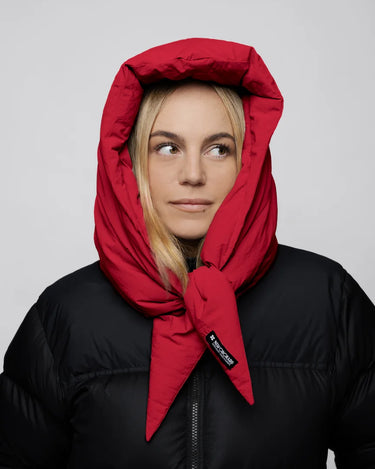 Vivid red vegan winter capuche made from recycled materials paired with black puffer jacket. - The New Orchard CH