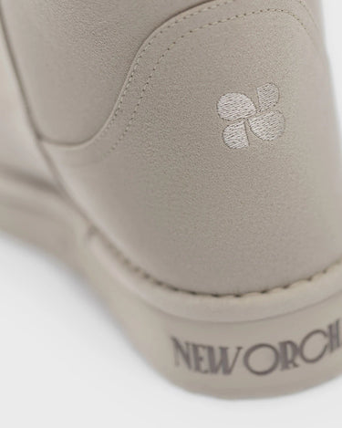 Vegan ugg-style off-white boots with faux fur